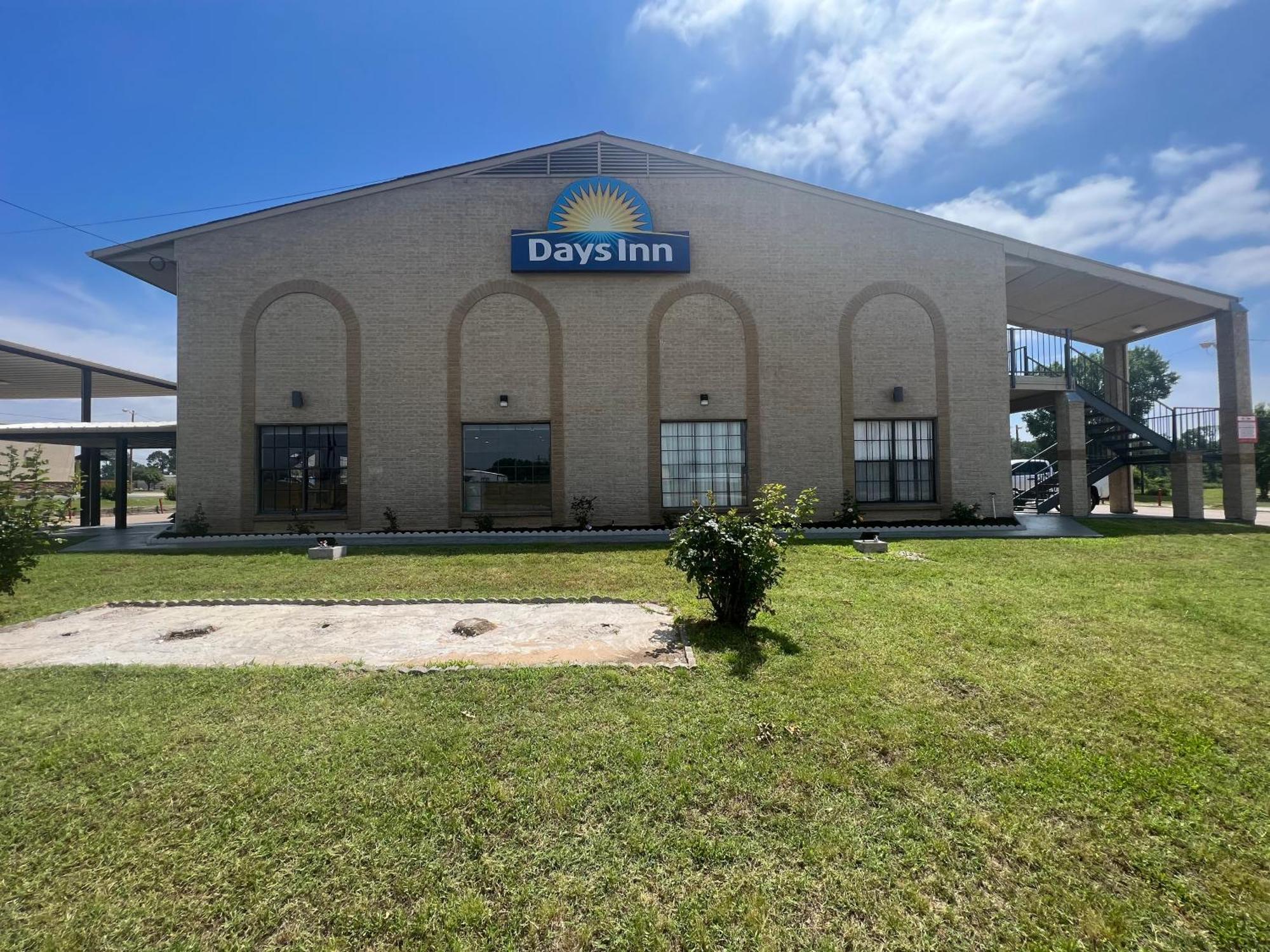 Days Inn & Suites By Wyndham - Canton First Monday Trade Days Exterior photo